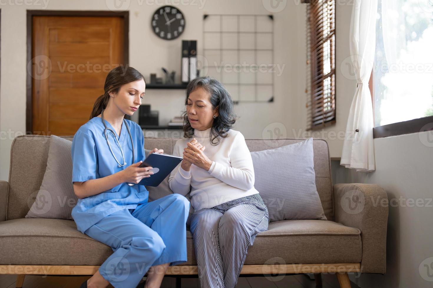 enfermeira asiática mostrando relatório de exame de saúde para avó e dando conselhos. vida assistida médica visita paciente sênior em casa. enfermagem em casa e conceito de cuidador de saúde foto