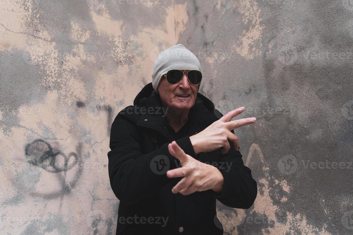 cantor de rap homem maduro posando na rua na periferia de uma cidade foto