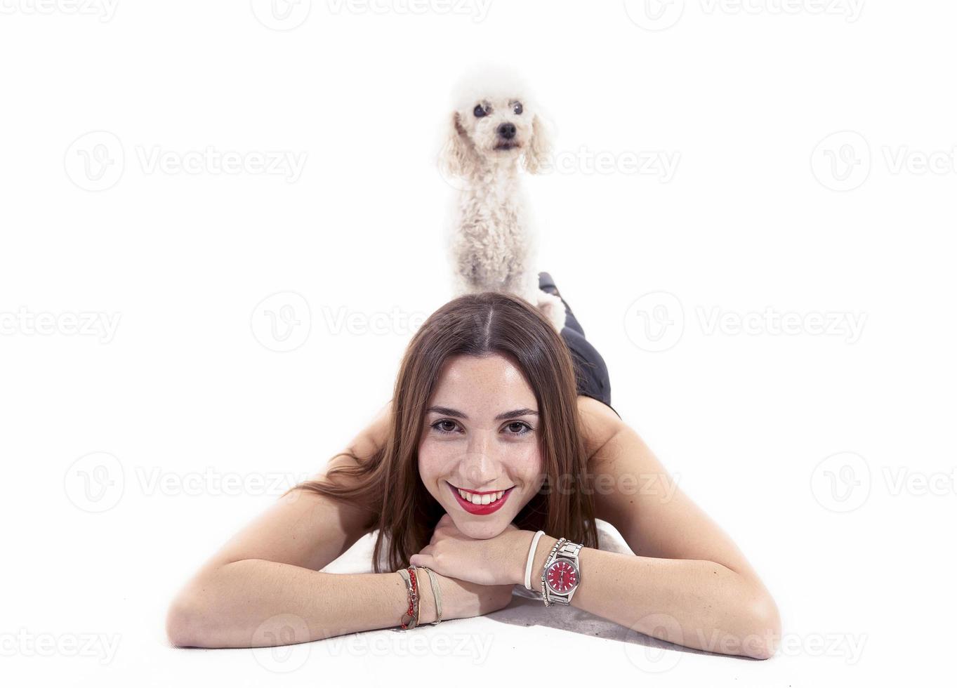 retrato de jovem abraçando seu cachorrinho foto