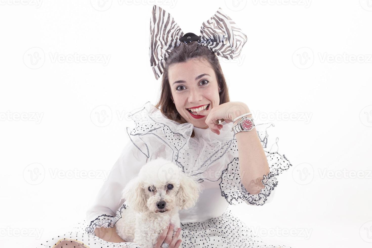 retrato de menina bonita vestida com roupas engraçadas e seu cachorrinho foto