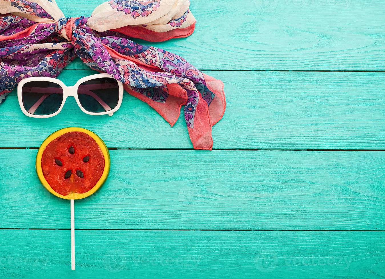 visão de alto ângulo do verão, férias, acessórios de praia em fundo azul de madeira com espaço de cópia foto