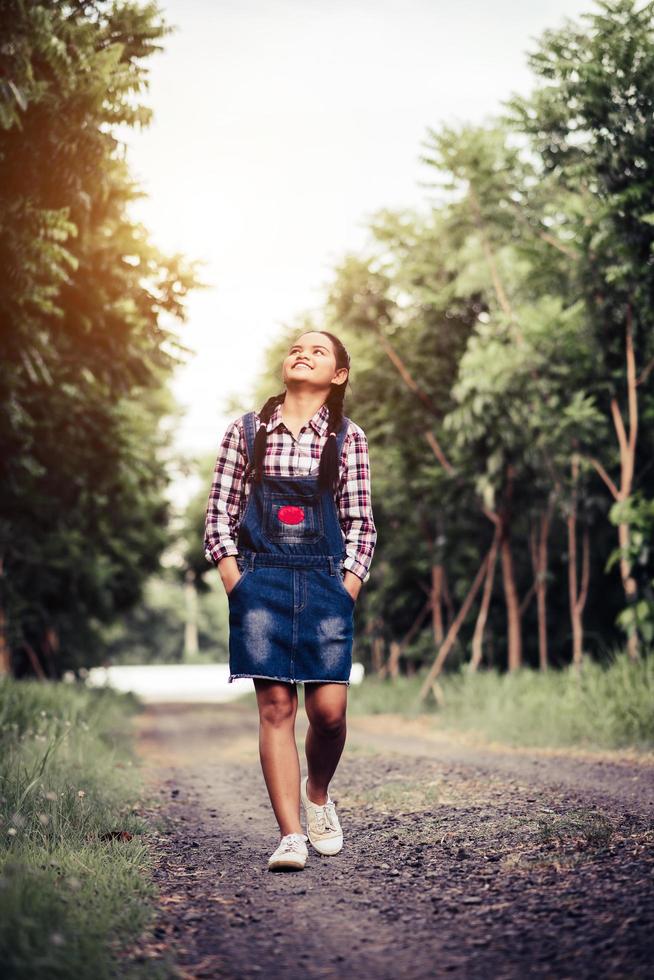 jovem feliz andando em uma floresta no verão foto