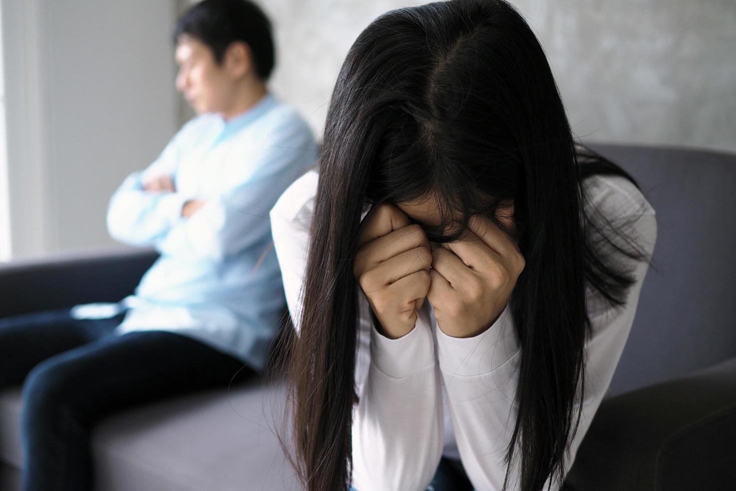 os casais ficam entediados, estressados, chateados e irritados depois de brigar. crises familiares e problemas de relacionamento que chegam ao fim foto