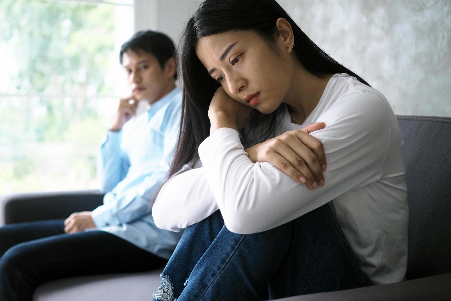 os casais ficam entediados, estressados, chateados e irritados depois de brigar. crises familiares e problemas de relacionamento que chegam ao fim foto