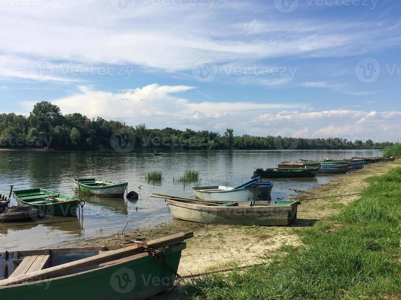 barcos antigos no rio don na pequena vila de semikarakorsk, rússia foto