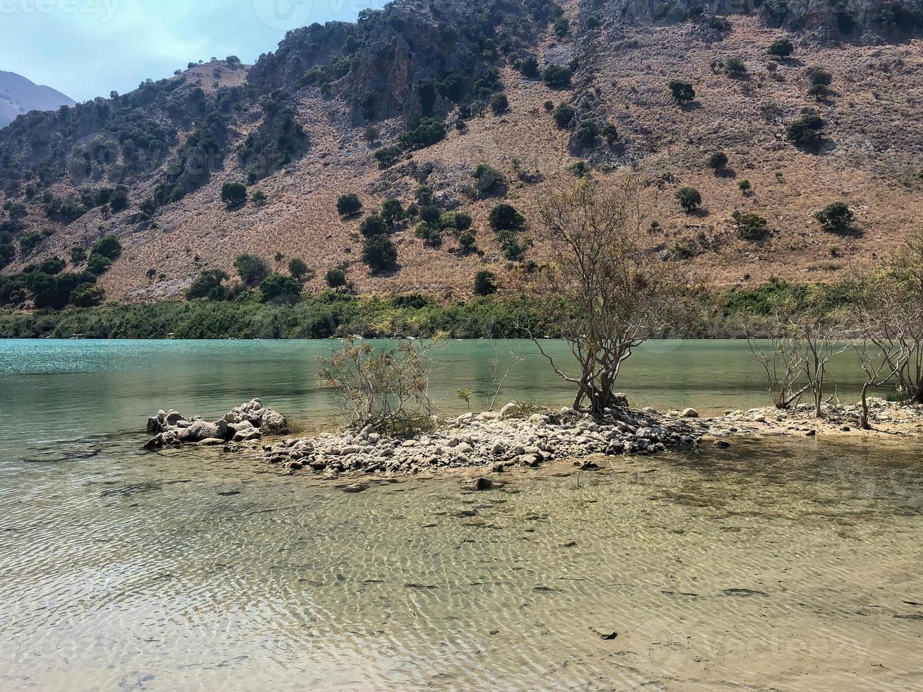 um belo lago kournas em creta grécia 4 foto