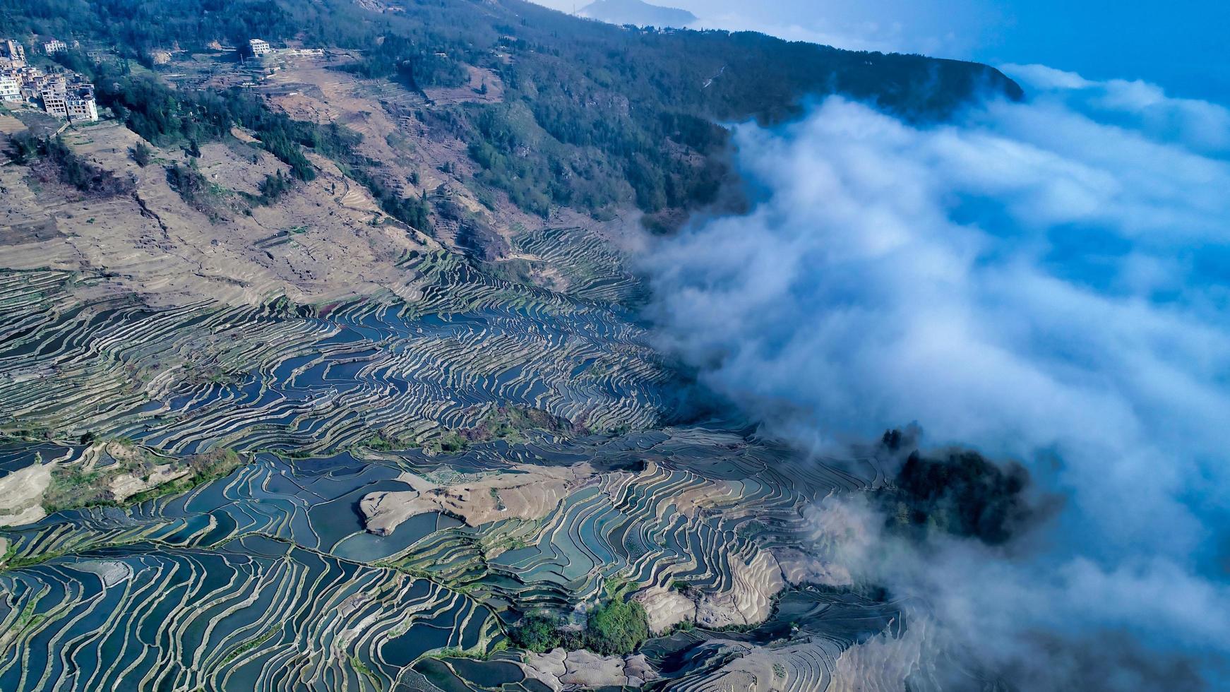 névoa rolando nos terraços yuanyang foto