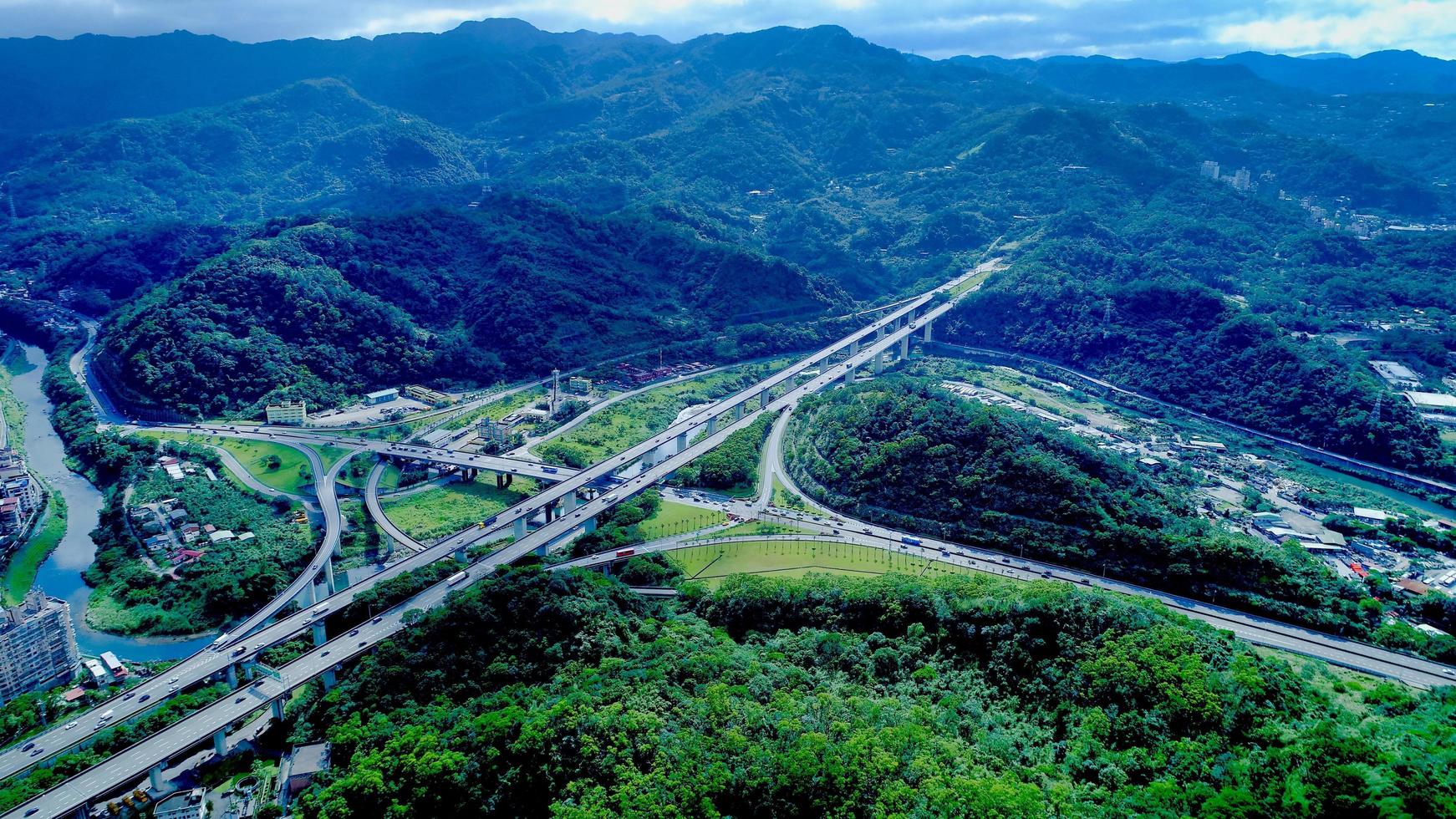 vista aérea do trevo da rodovia 3 muzha foto