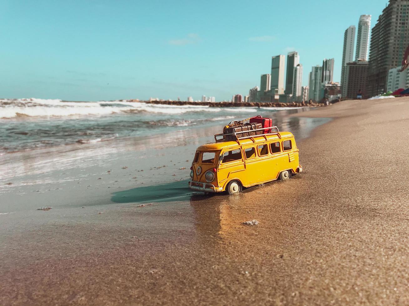 ônibus de brinquedo na praia foto