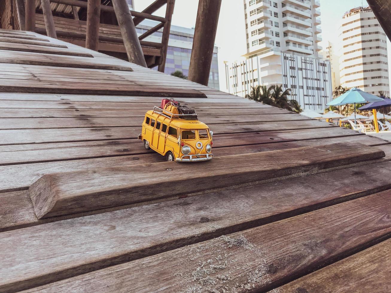 cartagena, colômbia, 2020 - ônibus em miniatura em um cais foto