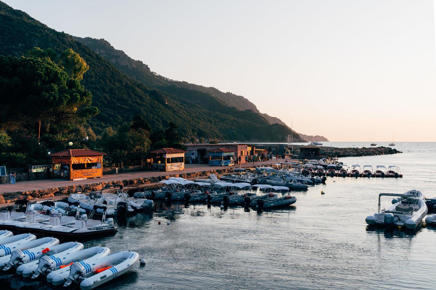 corsica, frança, 2020 - pequeno porto ao pôr do sol foto