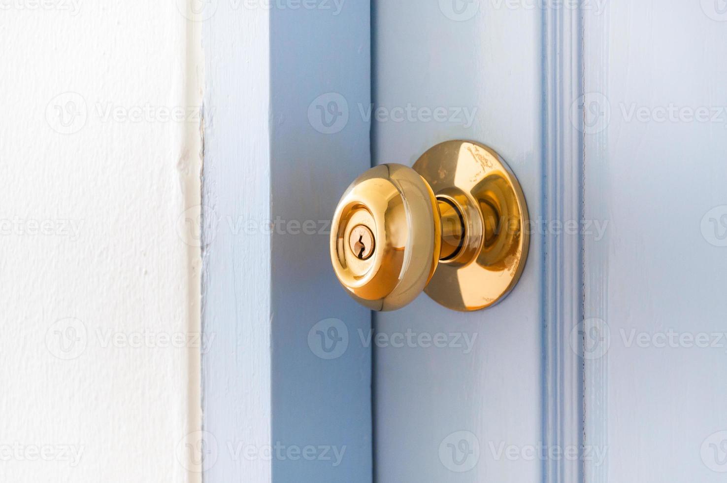 maçaneta da porta de metal dourado casa aberta, maçaneta da porta de aço inoxidável dourada foto
