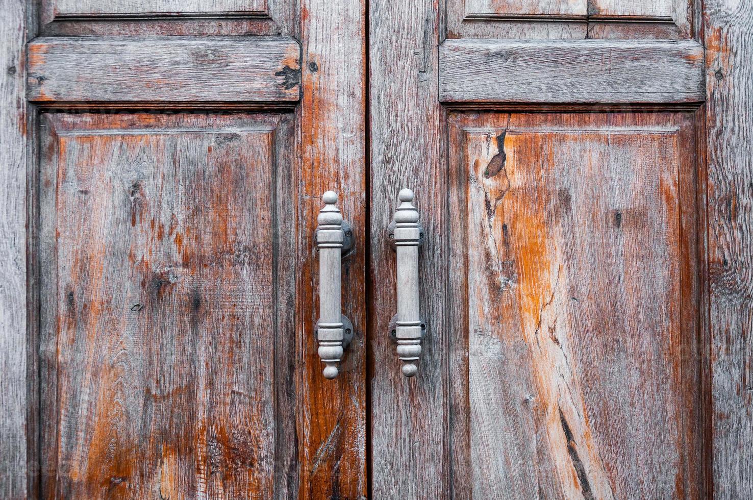 velha porta de madeira marrom retrô, fundo de porta de artesanato de design tailandês foto