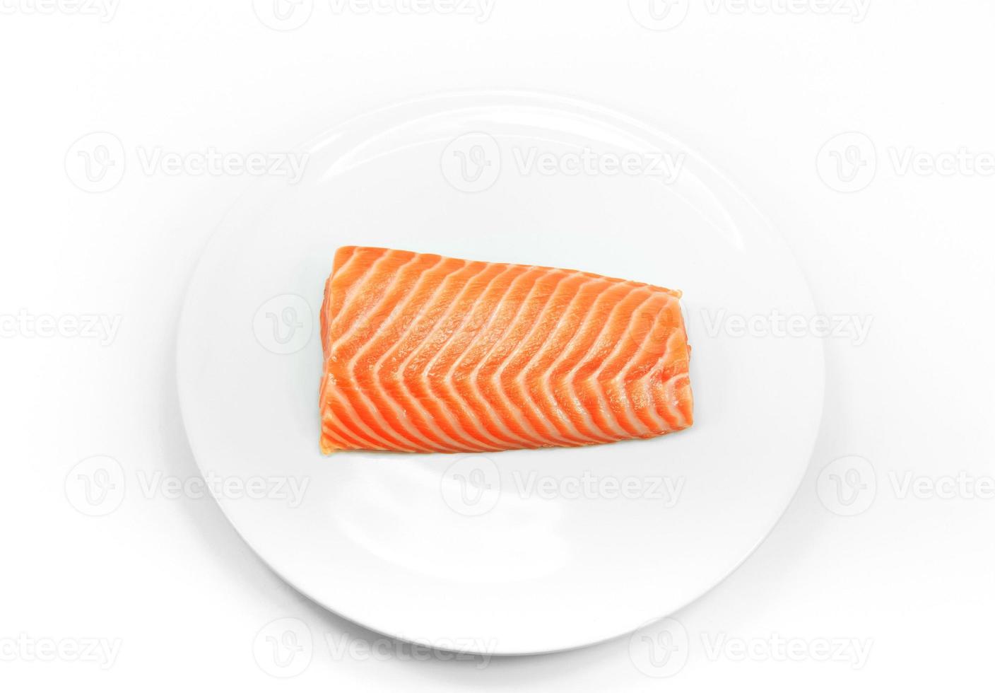 salmão de peixe cru no prato branco sobre fundo branco, bife de salmão foto