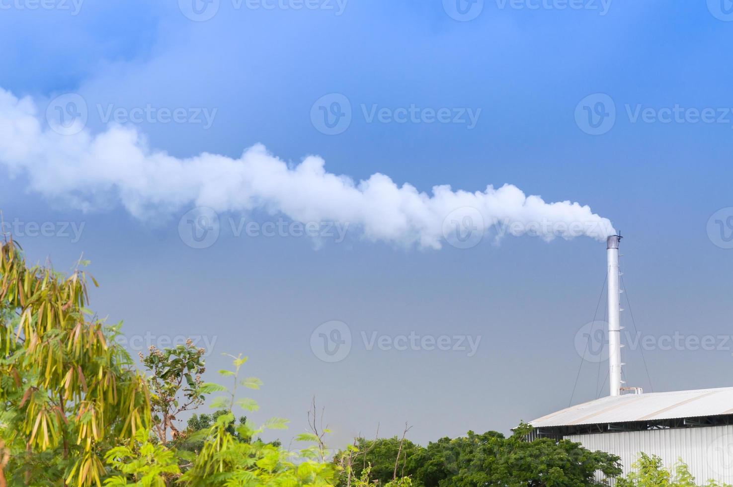 enorme chaminé de fábrica poluindo o ar, chaminé alta emitindo vapor de água e poluição de fumaça, indústria causando poluição foto