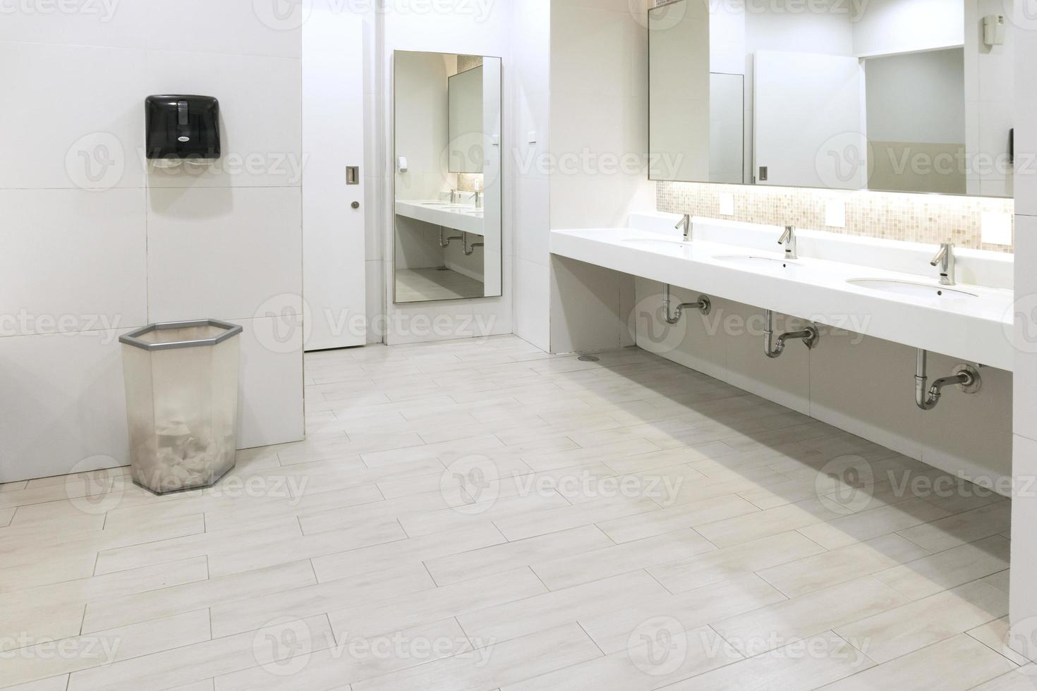 interior do banheiro público limpo no banheiro compartilhado há uma grande variedade de pias com espelhos, banheiro limpo foto