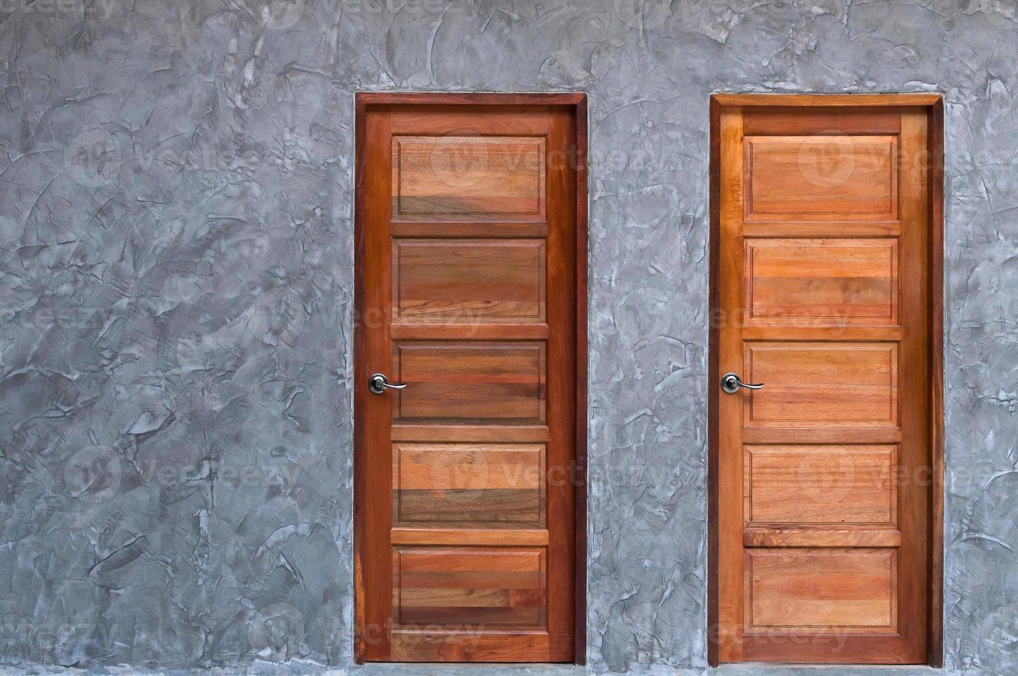 porta de madeira na textura da parede de concreto foto