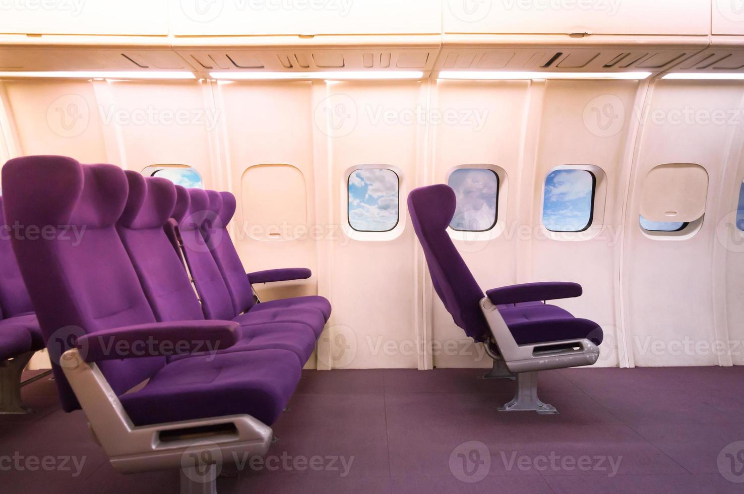 assentos de passageiros na aeronave. vista de dentro do avião, os assentos do avião foto
