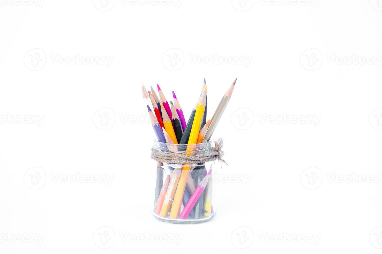 lápis em garrafas de vidro no fundo branco, de volta ao fundo da escola foto