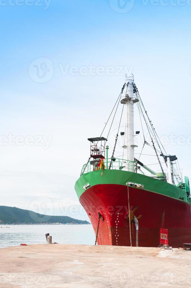grande navio de carga com muitos contêineres no porto, navio no porto tailândia foto