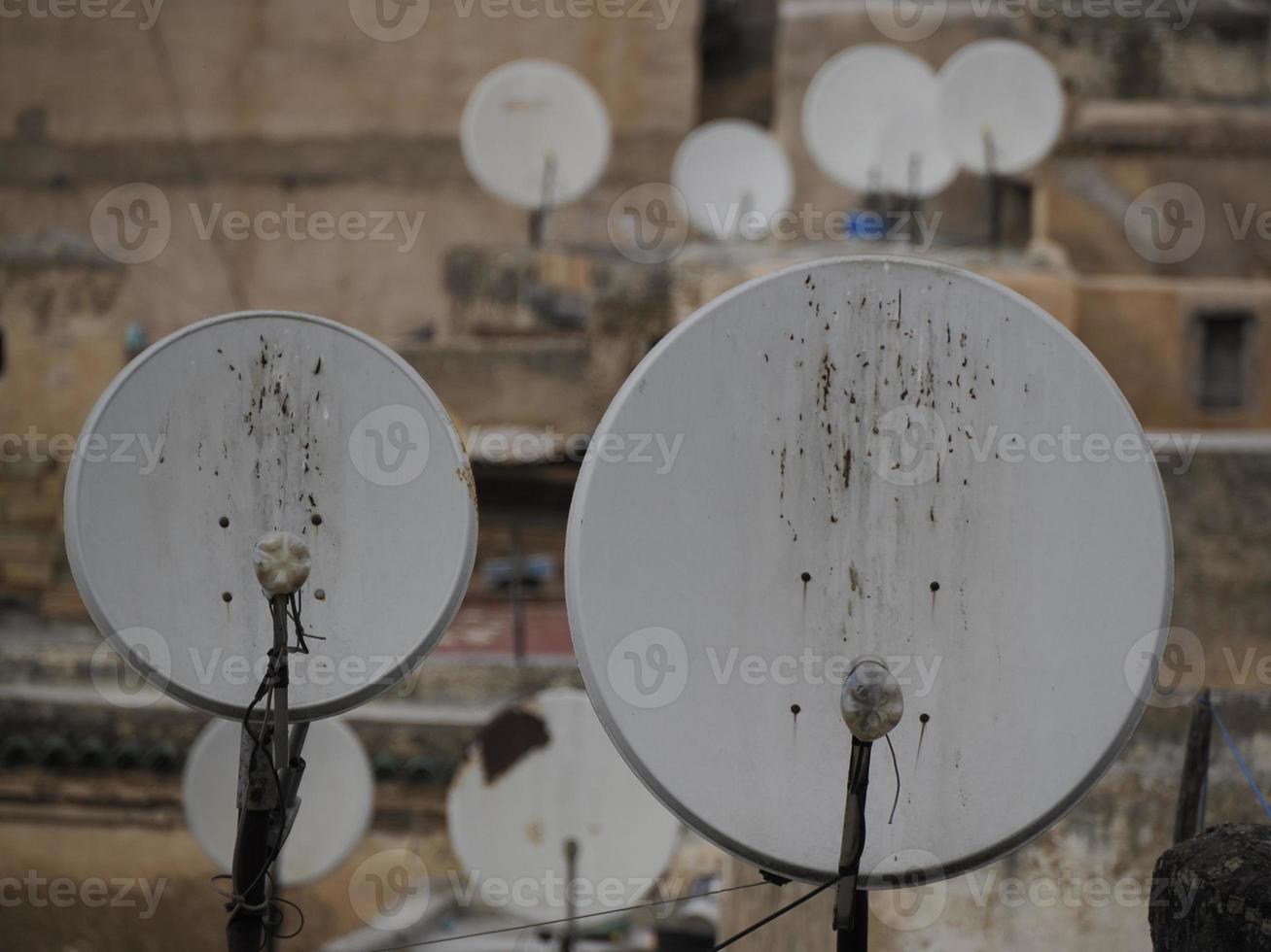 muitas antenas de satélite panorama de vista aérea do fez el bali medina marrocos. fes el bali foi fundada como a capital da dinastia idrisida entre 789 e 808 dC. foto