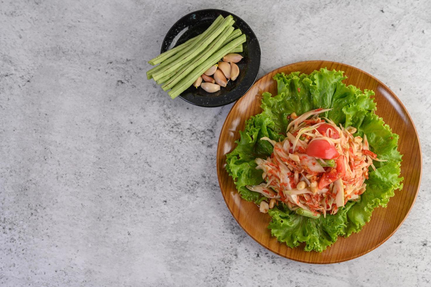 salada tailandesa de mamão com feijão e alho foto