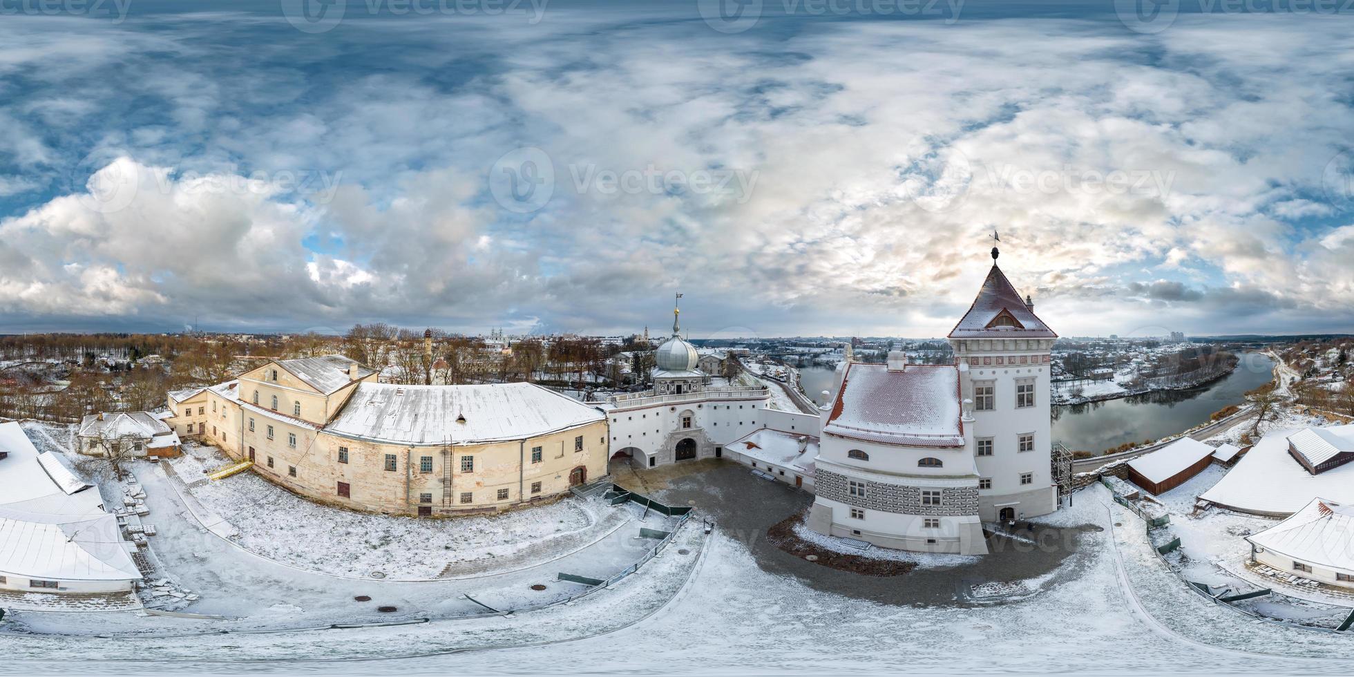 panorama esférico de inverno 360 aéreo sem costura com vista para a cidade velha, edifícios históricos e castelo medieval na neve em projeção equiretangular foto