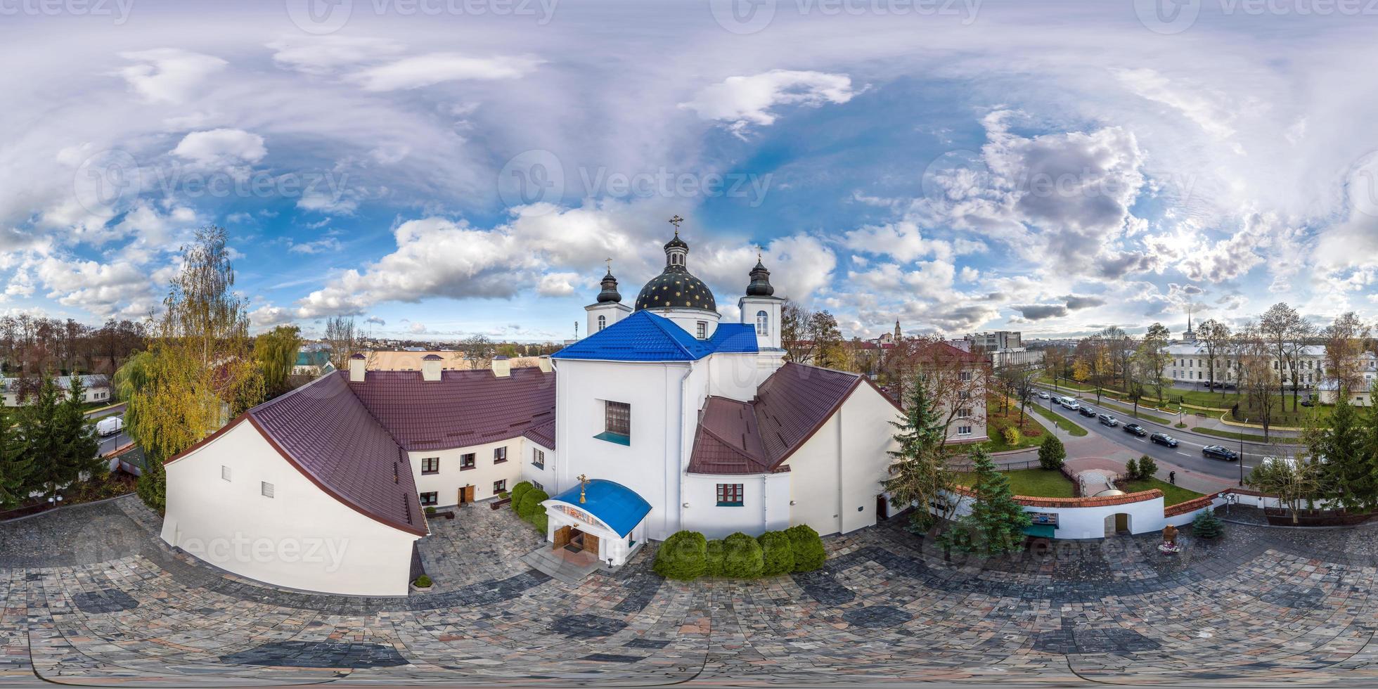 full hdri 360 panorama vista aérea da igreja ortodoxa e mosteiro na zona rural em projeção equiretangular com zênite e nadir. conteúdo vr ar foto