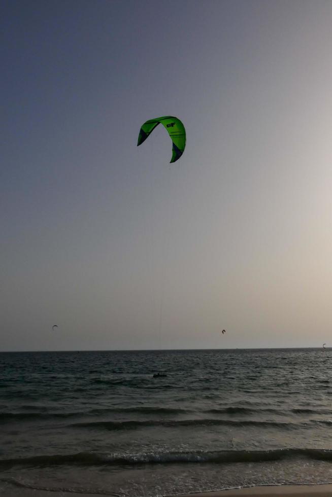 windsurf, kitesurf, esportes náuticos e de vento movidos a velas ou pipas foto