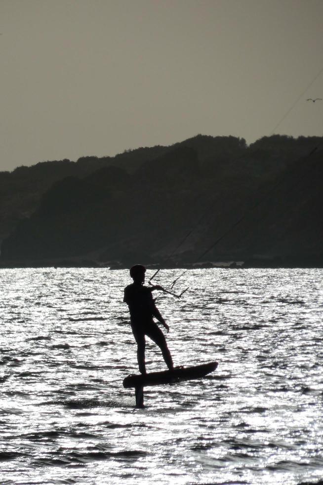 windsurf, kitesurf, esportes náuticos e de vento movidos a velas ou pipas foto