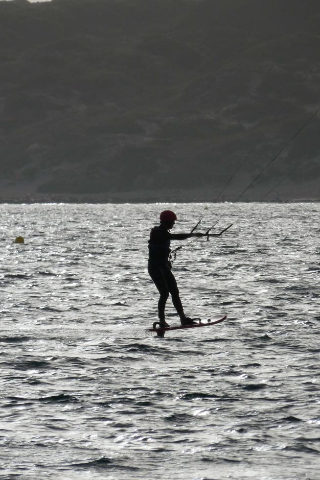 windsurf, kitesurf, esportes náuticos e de vento movidos a velas ou pipas foto