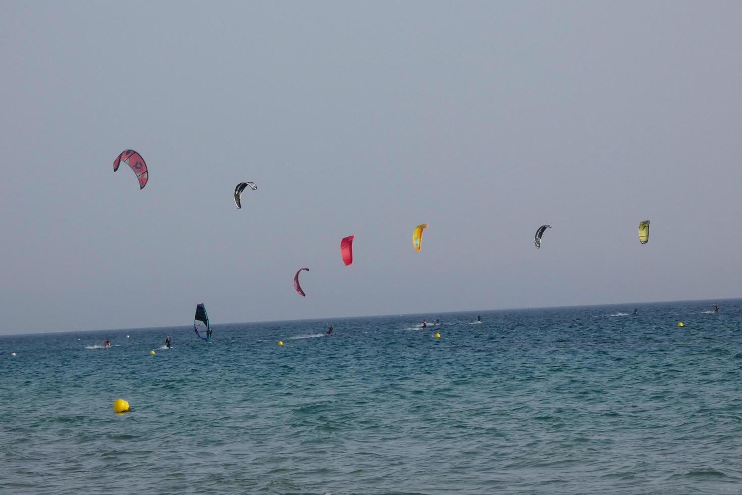 windsurf, kitesurf, esportes náuticos e de vento movidos a velas ou pipas foto