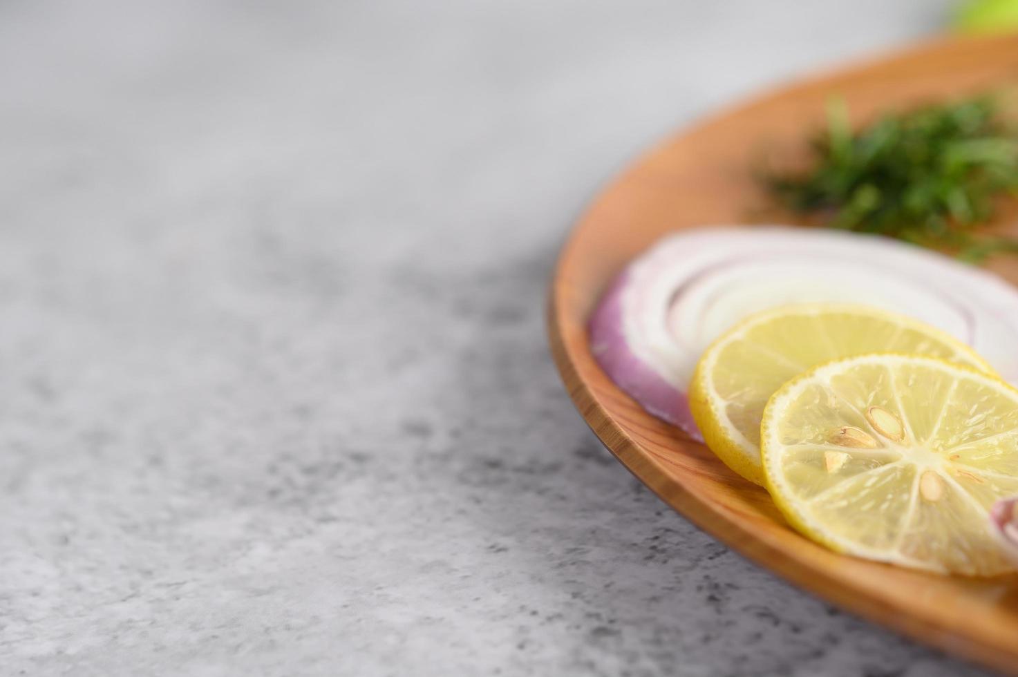 cozinhando ingredientes em uma bandeja de madeira foto