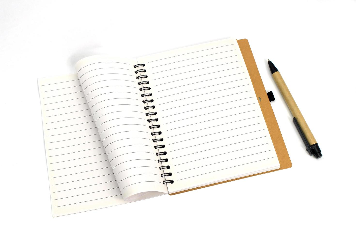 caderno espiral com uma caneta foto