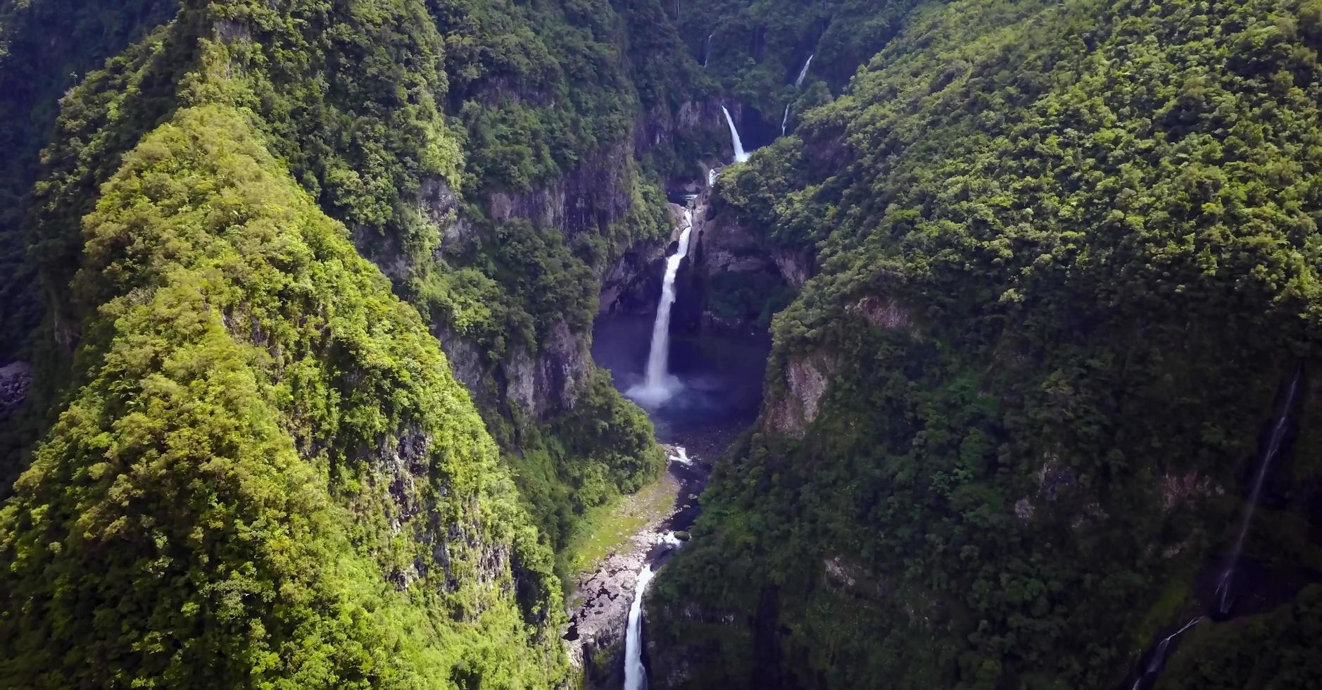 montanhas, rios e florestas foto