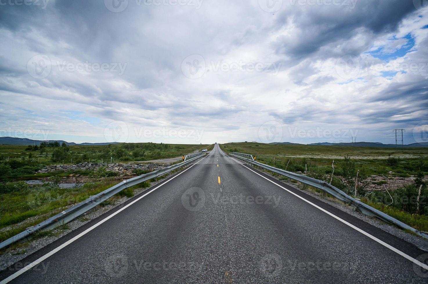 vista panorâmica da estrada na suécia foto