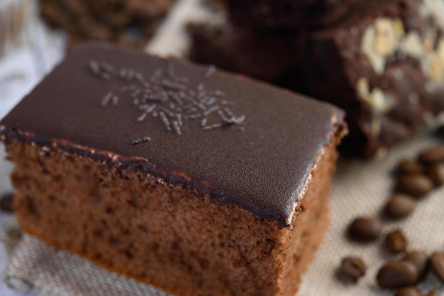 Bolo de chocolate com grãos de café em uma superfície de madeira foto