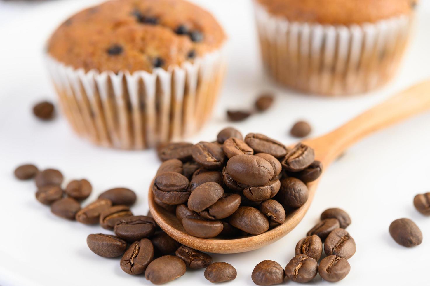 cupcakes de banana misturados com gotas de chocolate e grãos de café foto