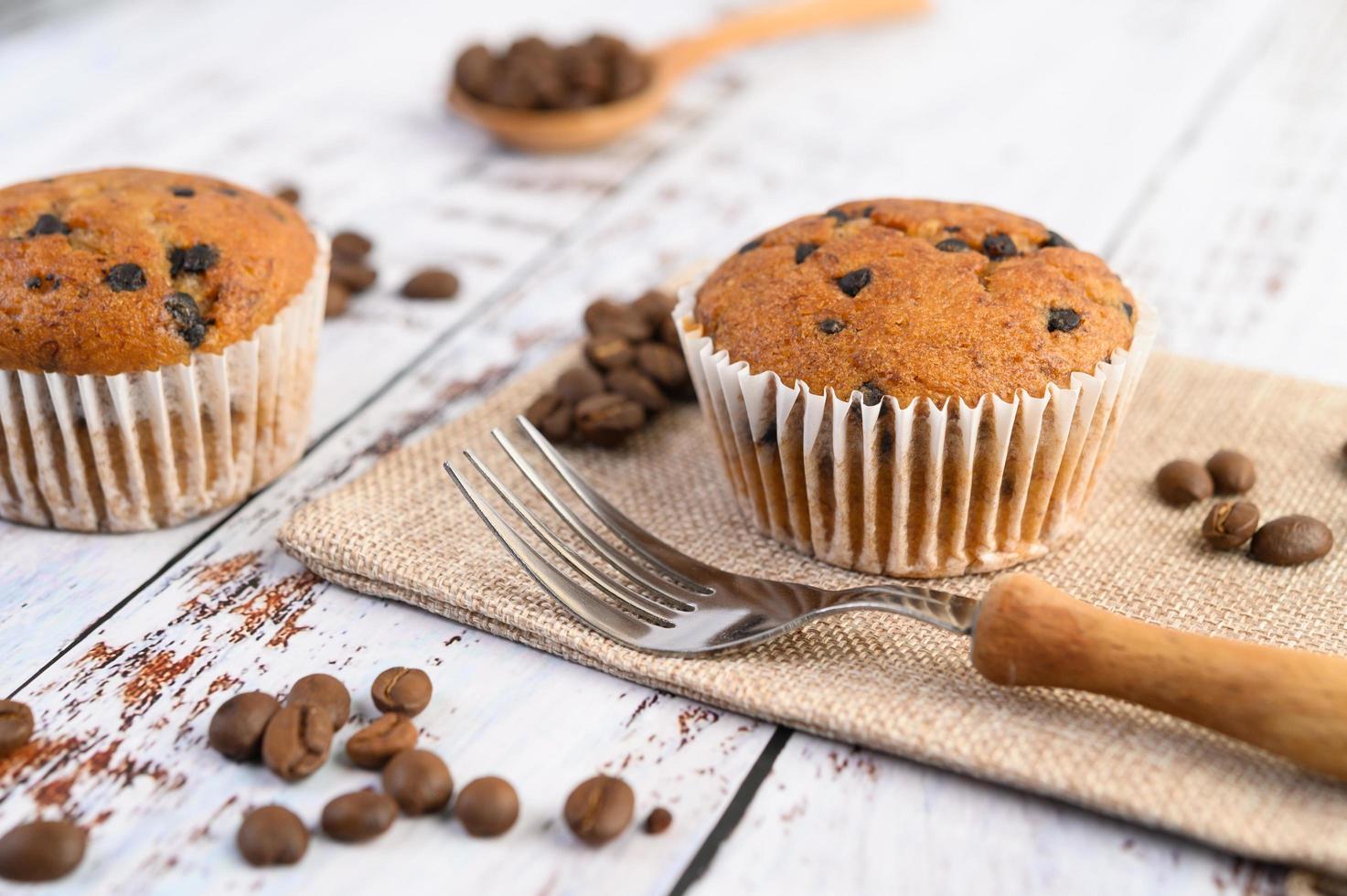 cupcakes de banana misturados com gotas de chocolate em um prato branco foto