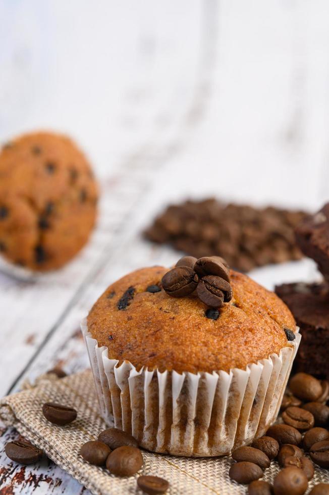 cupcakes de banana misturados com gotas de chocolate em um prato branco foto