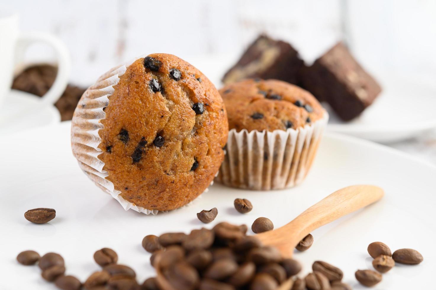 cupcakes de banana misturados com gotas de chocolate e grãos de café foto