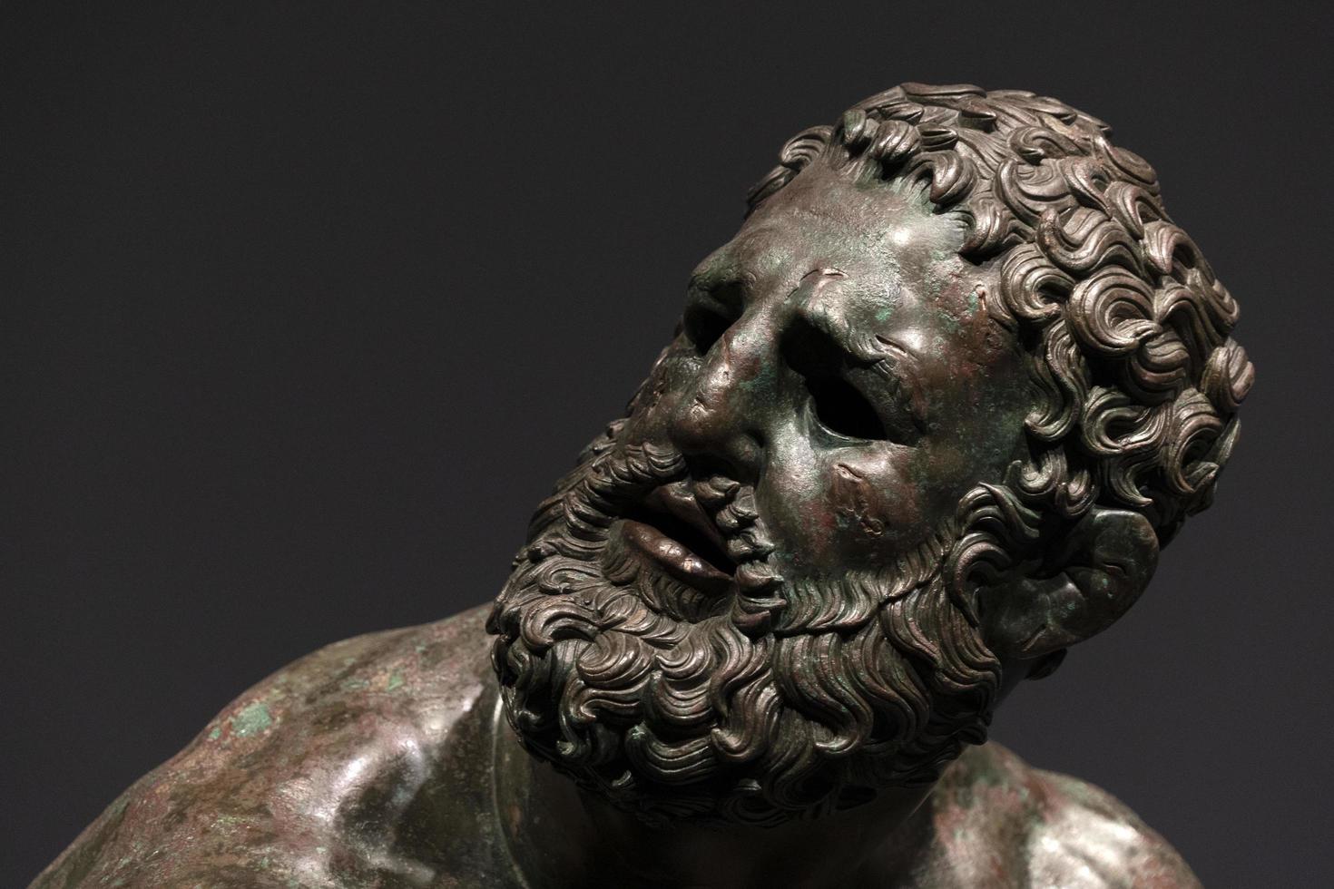 Roma, Itália. 22 de novembro de 2019 - boxer pugilista grego estátua de cobre em roma foto