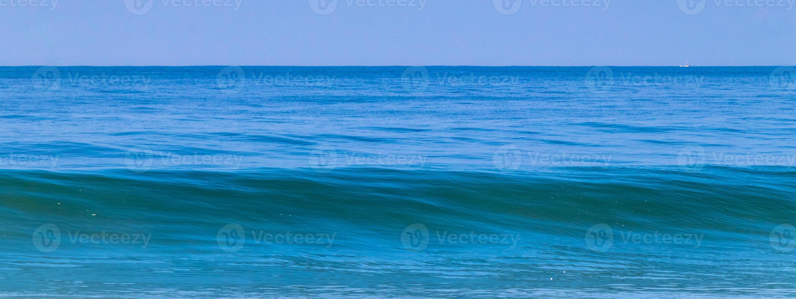 extremamente grandes ondas de surfista na praia puerto escondido méxico. foto