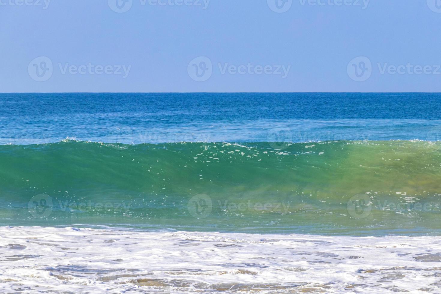 extremamente grandes ondas de surfista na praia puerto escondido méxico. foto