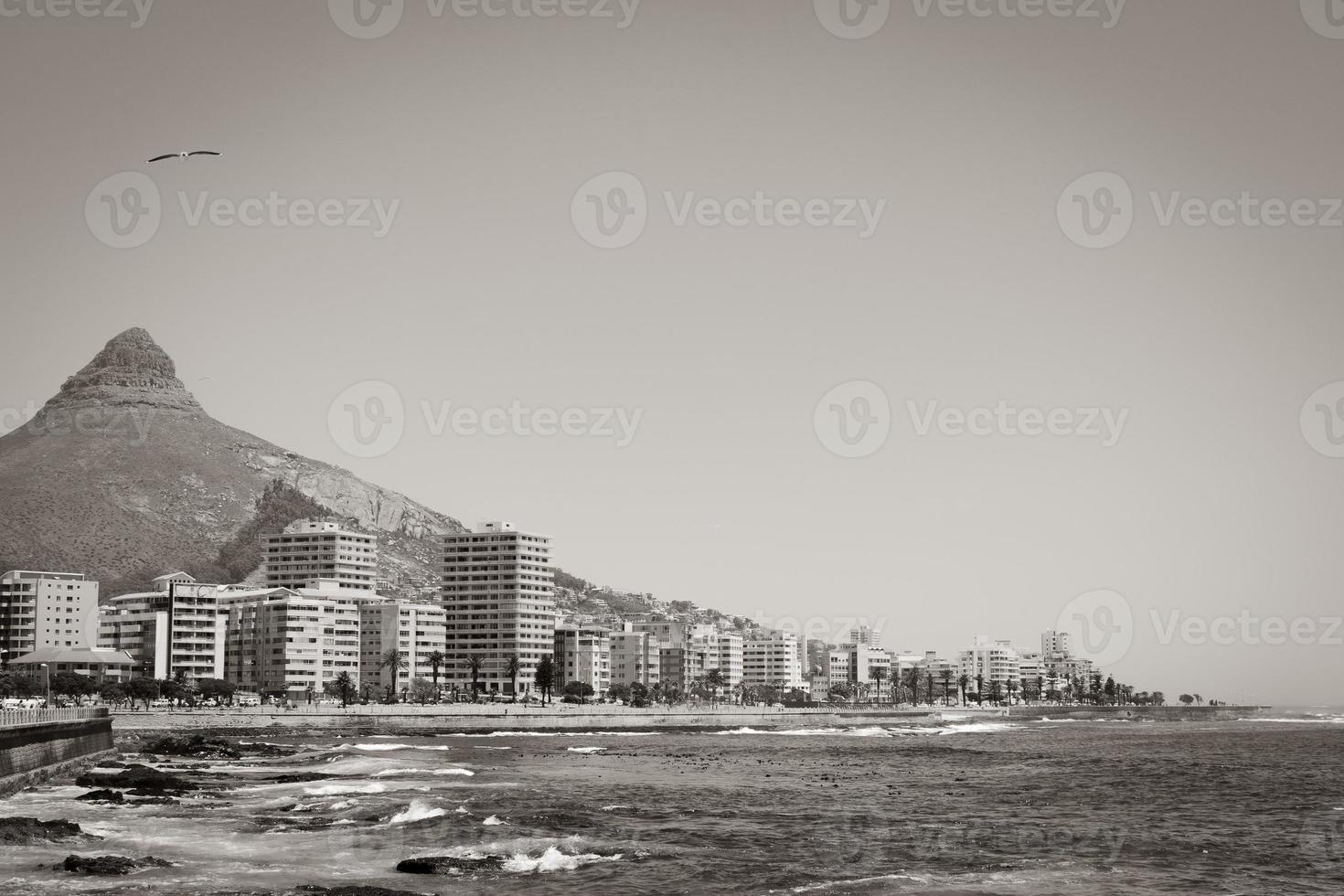 ondas e montanhas, sea point, promenade cape town, áfrica do sul. foto