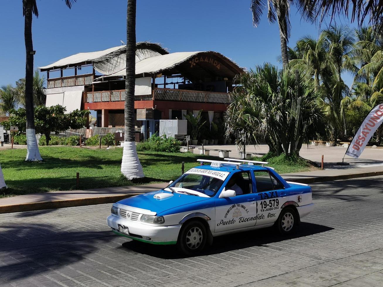 puerto escondido oaxaca méxico 2023 carro de táxi azul turquesa colorido em puerto escondido méxico. foto