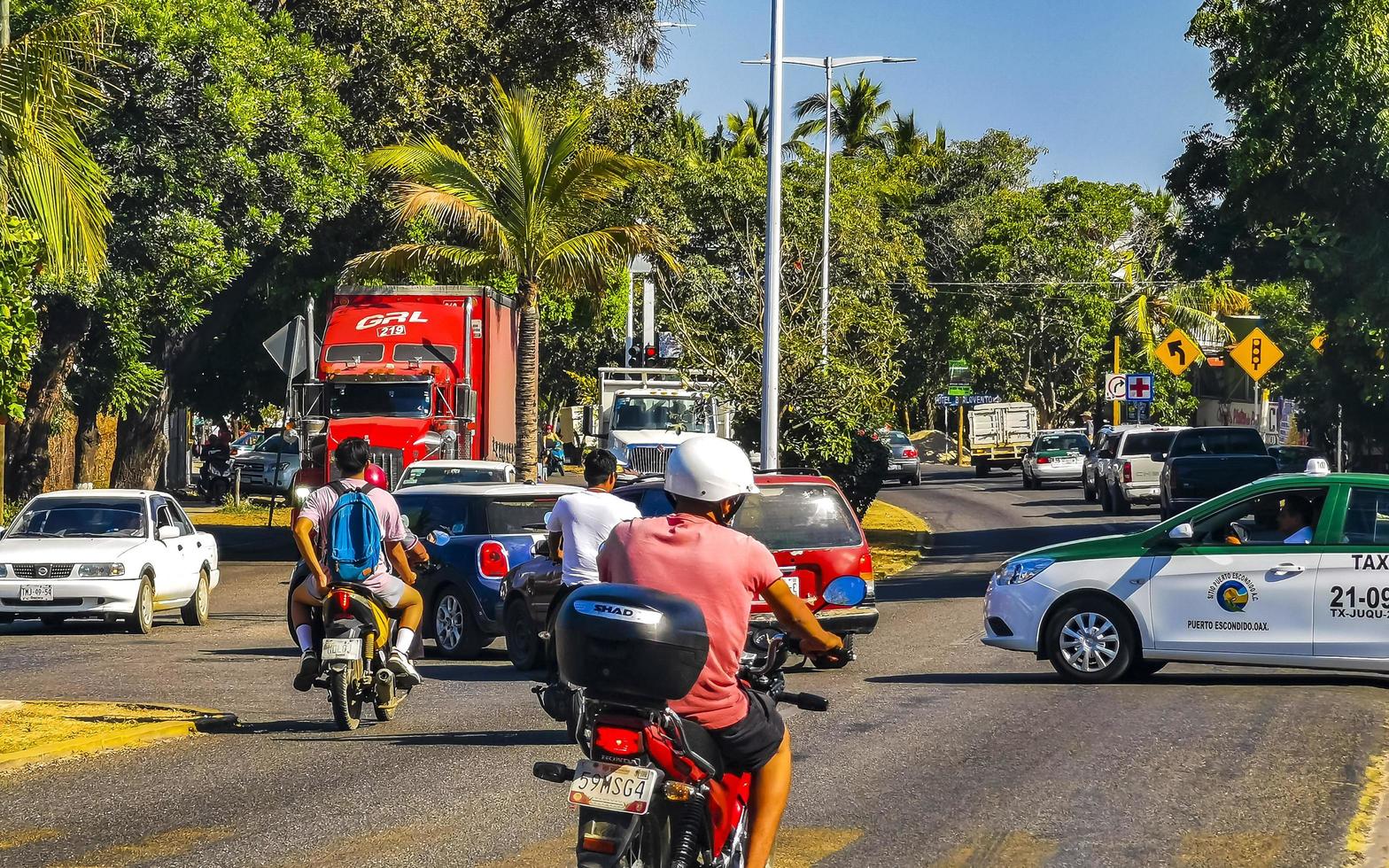 puerto escondido oaxaca méxico 2023 estrada movimentada rua dirigindo carros engarrafamento puerto escondido méxico. foto