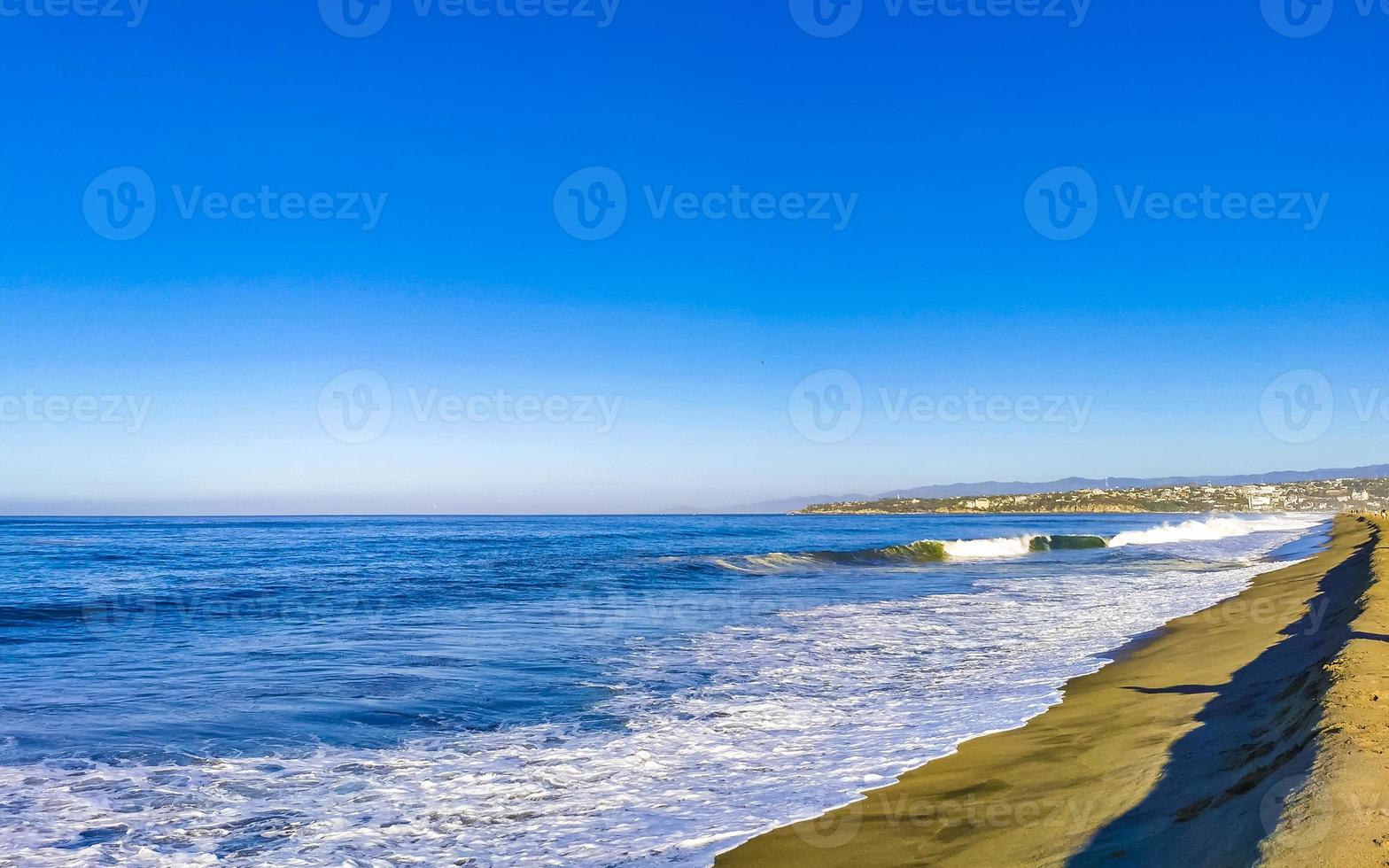 extremamente grandes ondas de surfista na praia puerto escondido méxico. foto