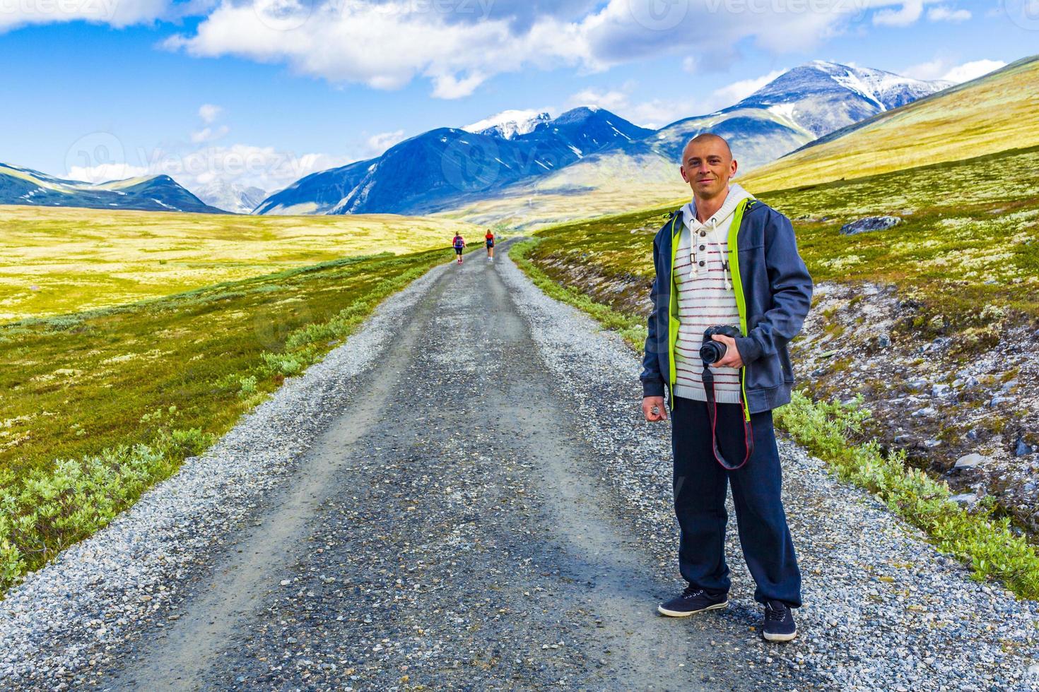 jovem caminhante com câmera montanhas paisagem parque nacional de rondane noruega. foto