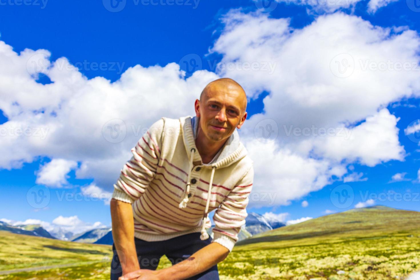 jovem caminhante e montanhas paisagem panorama parque nacional de rondane noruega. foto